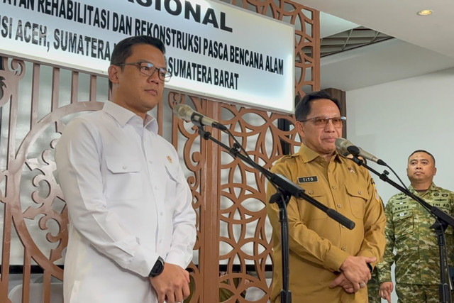 Menko PMK Sugiono dan Mendagri Tito Karnavian dalam konferensi pers usai rapat koordinasi rehabilitasi dan rekonstruksi pascabencana di Sumatera, Jakarta Pusat, Senin (26/10/2026). Foto: Kevin Daniel/kumparan