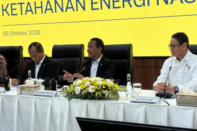 Menko Hilirisasi dan Transisi Energi Bahlil Lahadalia saat konferensi pers di kantornya, Jakarta, Senin (26/10/2026). Foto: Muhammad Fhandra Hardiyon/kumparan