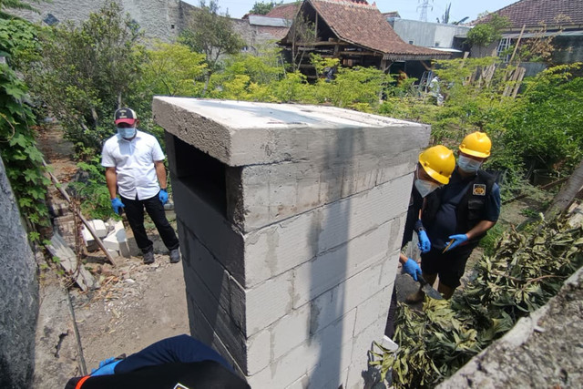 Tim Laboratorium Forensik (Labfor) Polda Jawa Timur memeriksa tungku api di bagian belakang rumah di Jalan Kunir, Kelurahan Ngegong, Kecamatan Manguharjo, Kota Madiun, Senin (26/10/2026). Foto: Dok. kumparan