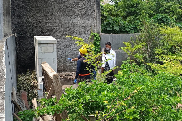Tim Laboratorium Forensik (Labfor) Polda Jawa Timur memeriksa tungku api di bagian belakang rumah di Jalan Kunir, Kelurahan Ngegong, Kecamatan Manguharjo, Kota Madiun, Senin (26/10/2026). Foto: Dok. kumparan