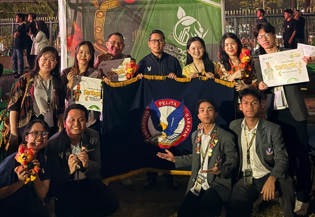 Universitas Pelita Harapan (UPH) meraih tiga penghargaan dalam Anugerah Abdidaya Program Penguatan Kapasitas Organisasi Kemahasiswaan (PPK Ormawa) 2026. Penghargaan tersebut diumumkan dalam acara puncak dan penutupan yang berlangsung di Universitas Muslim Indonesia (UMI), Makassar, Sulawesi Selatan, pada 24 Oktober 2026. Tiga penghargaan yang diraih meliputi Terbaik 2 Dosen Pendamping Paling Aktif oleh Prof. Dr. Ir. Adolf J. N. Parhusip, M.Si., dosen Fakultas Sains dan Teknologi (FaST) UPH; Terbaik 2 Tim Pelaksana Paling Inspiratif oleh Himpunan Mahasiswa Program Studi (HMPS) S1 Farmasi dari Fakultas Ilmu Kesehatan (Fikes) UPH; serta Terbaik 3 Ormawa Paling Kolaboratif oleh HMPS Teknologi Pangan dari FaST UPH.
