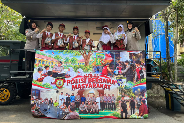 Korsabhara Baharkam Polri menggelar kegiatan Polisi Peduli Pendidikan dan Cinta Lingkungan dengan membagikan 550 paket makanan bergizi serta menanam pohon di SDN Cilangkap 8, Depok, Jawa Barat, Senin (26/10/2026). Foto: Dok. Polri