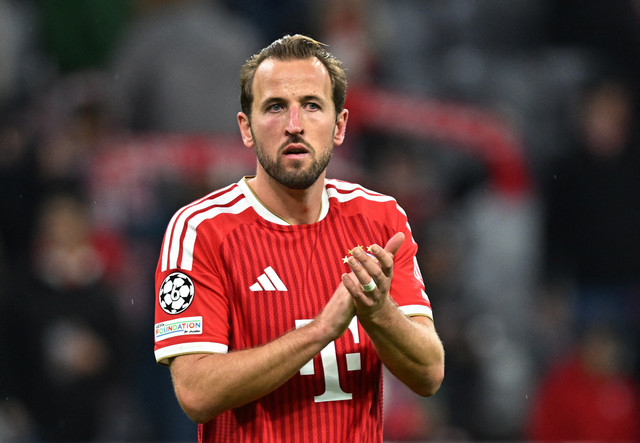 Harry Kane memberikan apresiasi kepada para penggemar setelah pertandingan Bayern Munich. Foto: Angelika Warmuth/REUTERS 