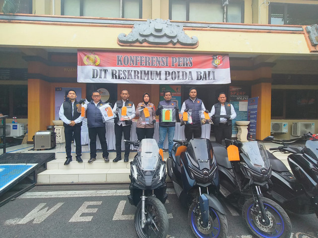 Konferensi pers berserta barang bukti mengenai kasus sindikat penggelapan kendaraan rental di Mapolda Bali, Senin (26/10/2026). Foto: Sandra Gisela/kumparan