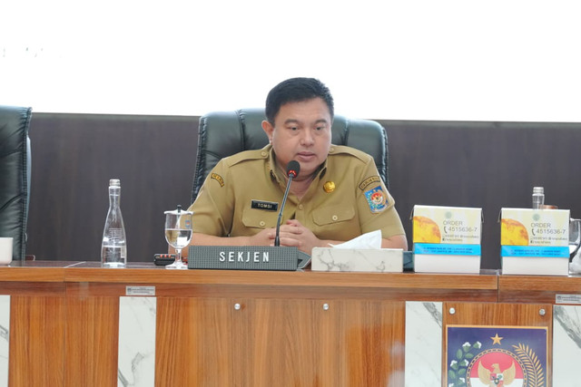 Sekjen Kemendagri Tomsi Tohir meminta pemerintah daerah rajin mengecek perkembangan harga komoditas dan menggelar operasi pasar guna mengendalikan inflasi menjelang akhir tahun dalam Rakor Pengendalian Inflasi di Jakarta, Senin (26/10/2026).  Foto: Dok. Kemendagri
