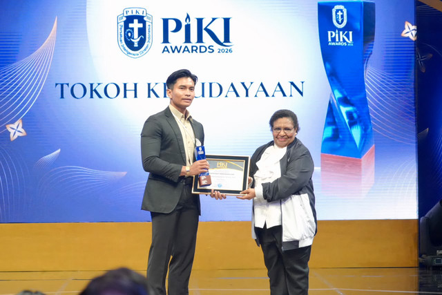 Wamendagri Ribka Haluk serahkan penghargaan Tokoh Kebudayaan kepada Bambang Noorsena dalam Malam Anugerah PIKI Awards 2026 yang digelar di Studio Metro TV, Jakarta, Minggu (25/10/2026). Foto: Dok. Kemendagri