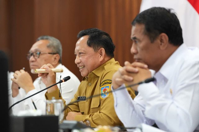 Mendagri Tito Karnavian saat konferensi pers usai Rapat Koordinasi Terbatas (Rakortas) Pangan Tingkat Menteri di Kantor Kementerian Koordinator Bidang Pangan (Kemenko Pangan), Jakarta, Senin (26/10/2026). Foto: Dok. Kemendagri