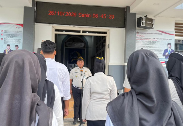 Pelaksanaan apel pagi pegawai Lapas Kelas IIA Jember