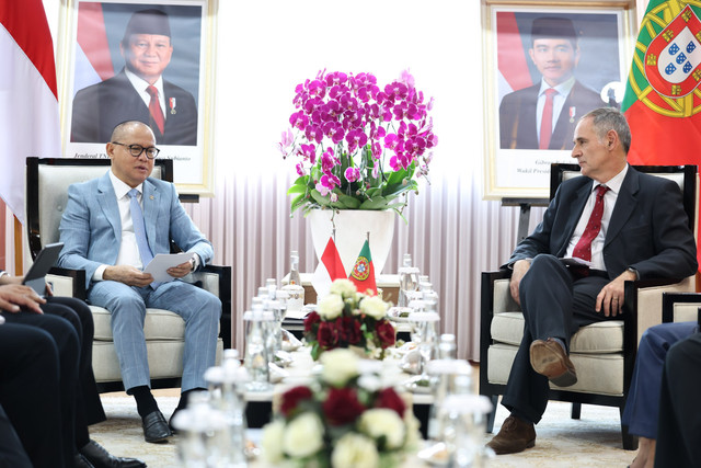 Menteri P2MI Mukhtarudin dorong percepatan penyelesaian MoU dengan Portugal guna memperluas peluang kerja dan memperkuat pelindungan PMI saat menerima kunjungan Presiden AIMA Pedro Portugal Gaspar di Jakarta, Senin (26/10/2026). Foto: Dok. P2MI