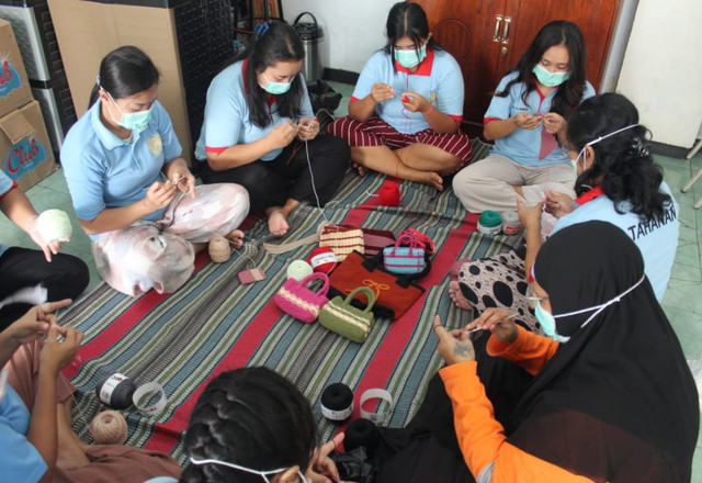 Warga Binaan Perempuan Lapas Jember Belajar Merajut