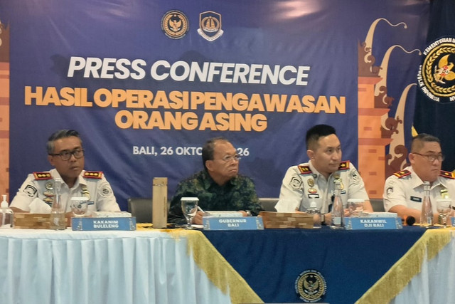 Gubernur Bali Wayan Koster dan Kepala Kantor Wilayah Imigrasi Bali Ramdhani dalam konferensi pers penindakan orang asing di Jimbaran, Bali, Senin (26/10/2026). Foto: Sandra Gisela/kumparan