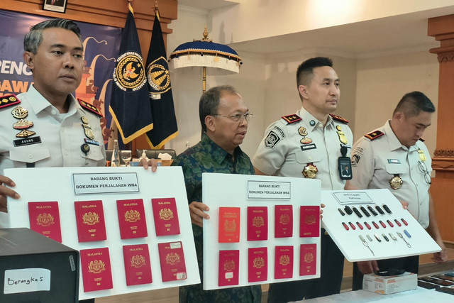 Gubernur Bali Wayan Koster dan Kepala Kantor Wilayah Imigrasi Bali Ramdhani dalam konferensi pers penindakan orang asing di Jimbaran, Bali, Senin (26/10/2026). Foto: Sandra Gisela/kumparan