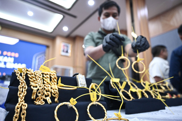 Petugas menata barang bukti emas saat konferensi pers penindakan ekspor emas ilegal di Kantor Pusat Bea Cukai, Jakarta, Senin (26/10/2026). Foto: Fauzan/ANTARA FOTO