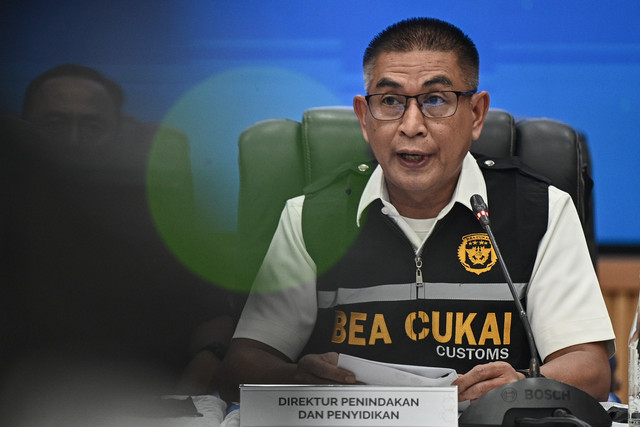 Direktur Penindakan dan Penyidikan Bea Cukai Priyono Triatmojo menyampaikan keterangan saat konferensi pers penindakan ekspor emas ilegal di Kantor Pusat Bea Cukai, Jakarta, Senin (26/10/2026). Foto: Fauzan/ANTARA FOTO