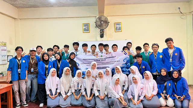 foto bersama siswa dari sma islamiyah yayasan darul Irfan sawangan Depok