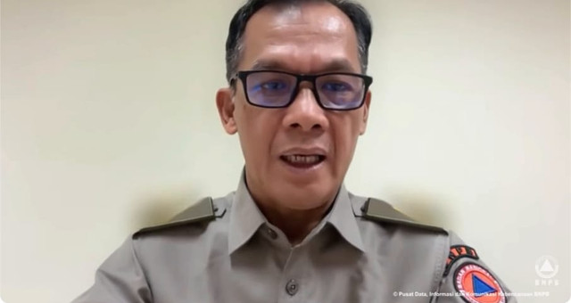 Plt. Kepala Pusat Data, Informasi, dan Komunikasi Kebencanaan BNPB Berton SP Panjaitan dalam konferensi pers daring, Senin (26/10/2026). Foto: YouTube/BNPB Indonesia