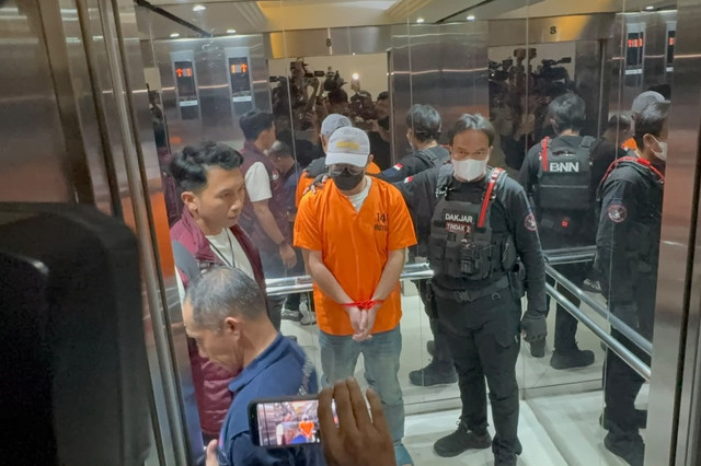 Tersangka YCY penyelundupan 1 ton ketamine cair tiba di Mabes Polri, Jakarta, Senin (26/10/2026). Foto: Rayyan Farhansyah/kumparan
