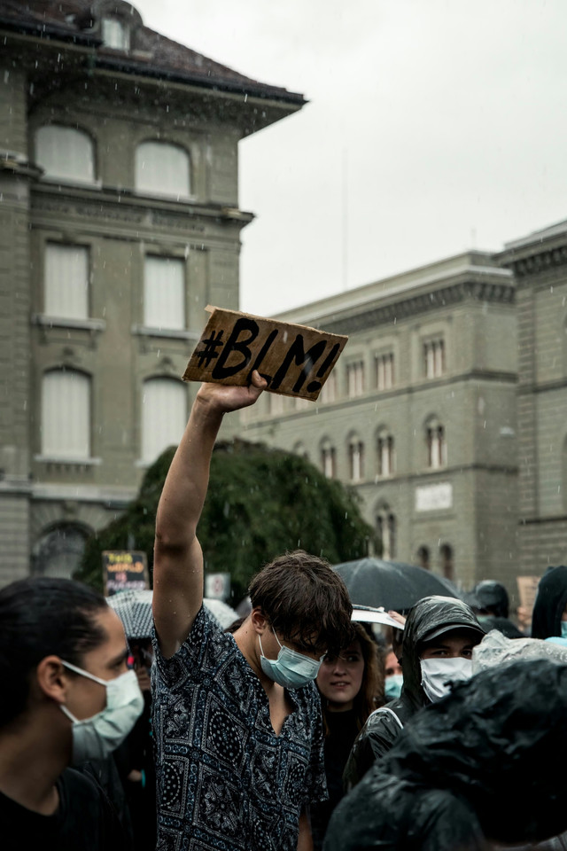 Foto Oleh Svend Nielsen di Unsplash:https://unsplash.com/id/foto/wanita-memegang-smartphone-coklat-dan-hitam-FXzknqvfqbw?utm_source=unsplash&utm_medium=referral&utm_content=creditShareLink