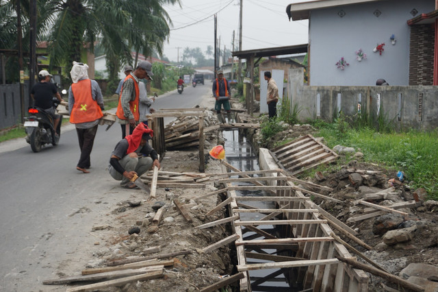 Penanganan drainase dan sungai di Desa Klambir, Kecamatan Hamparan Perak, Kabupaten Deli Serdang, Sumatera Utara. Foto: Satgas PRR