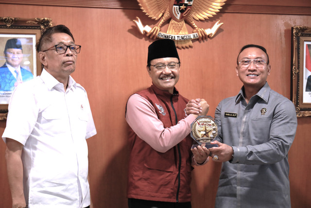 Wamensos Agus Jabo saat menerima audiensi Widyaiswara Kepolisian Utama Tingkat I Sespim Lemdiklat Polri Irjen Pol Muhammad Sabilul Alif beserta peserta didik di Kantor Kemensos, Jakarta Pusat, Senin (26/10/2026). Foto: Kemensos RI