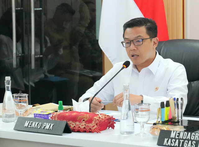 Menko PMK Sugiono saat mengunjungi Posko Nasional Satgas PRR Pascabencana Sumatera di Kantor Kemendagri, Jakarta, Senin (26/10/2026). Foto: Satgas PRR