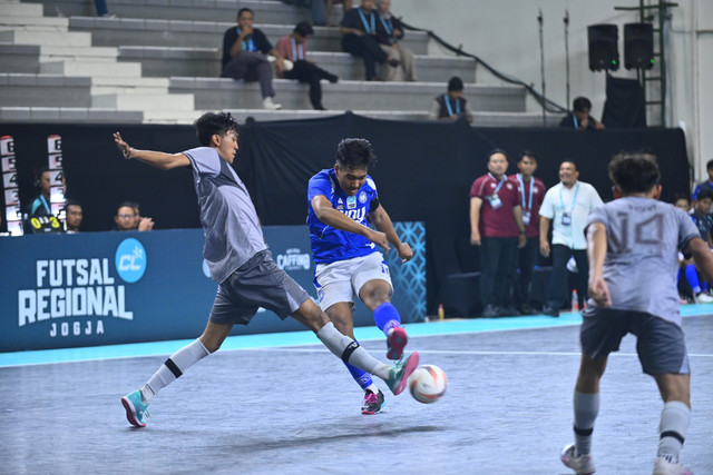 Aksi pivot UNY, Tegar Abdinugraha saat menghadapi Universitas Islam Negeri Sunan Kalijaga di babak semifinal Campus League Futsal Regional Yogyakarta 2026 Foto: Campus League