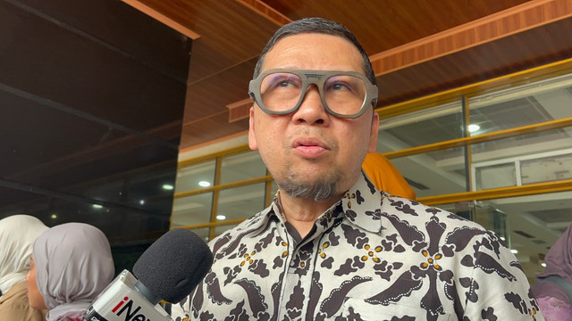 Anggota Komisi II DPR RI Ahmad Doli Kurnia bertemu Mendikdasmen Abdul Mu'ti di Gedung Kemendikdasmen, Senayan, Jakarta Pusat, Senin (26/10/2026). Foto: Zahira Hilman/kumparan