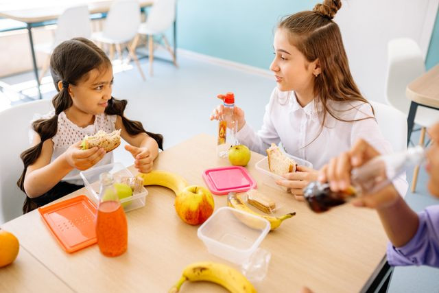 Pemenuhan gizi anak sekolah perlu didukung oleh makanan yang berkualitas, bergizi seimbang, dan aman dikonsumsi.Foto: Yan Krukau/Pexels