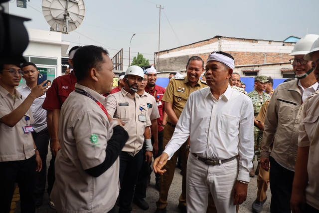 Gubernur Jawa Barat Dedi Mulyadi (KDM) bersama Wali Kota Bekasi membuka bursa kerja daring melalui aplikasi Nyari Gawe di PT Metindo Erasakti Jalan Raya Narogong, Cikiwul, Bantargebang, Kota Bekasi, Senin (26/10/2026). Foto: Dok. Pemkot Bekasi