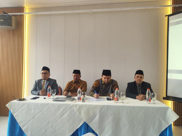 Dokumentasi pribadi Rudi Candra. Ket: Acara dibuka dengan penuh keteduhan oleh K.H. Izzat Fahd, Pimpinan Pondok Pesantren Baitul Arqom Jember, serta Al-Ustadz H. K.H. Nurwahyudin selaku Wakil Pengasuh Pondok Modern Darussalam Gontor Kampus 4, Banyuwangi. Suasana semakin bernas ketika pembicara utama, K.H. Dr. Anang Rikza Masyhadi, Lc., M.A., Ph.D., 