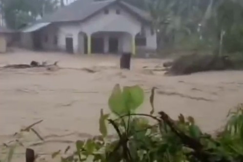 Banjir yang melanda Desa Ulee Glee, Kecamatan Bandar Dua, Kabupaten Pidie Jaya, Aceh, Minggu (25/10/2026). Foto: X/@jenostalker