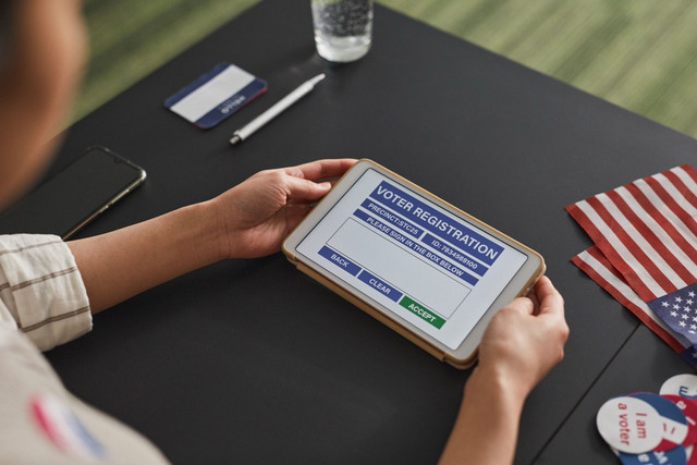 Foto oleh Edmond Dantès dari Pexels: https://www.pexels.com/id-id/foto/tangan-teknologi-ipad-tablet-7103161/