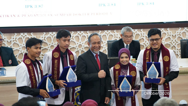 Fakultas Kedokteran Universitas Ahmad Dahlan (UAD) memberi penghargaan kepada dokter baru dengan IPK dan nilai tertinggi pada UKMPPD (Foto. Humas UAD)