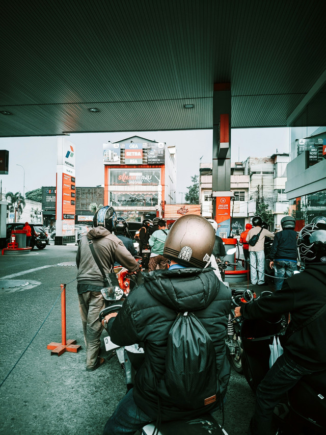https://unsplash.com/id/foto/orang-orang-dengan-sepeda-motor-mengantri-di-pompa-bensin-UhPLbQ78Rlk