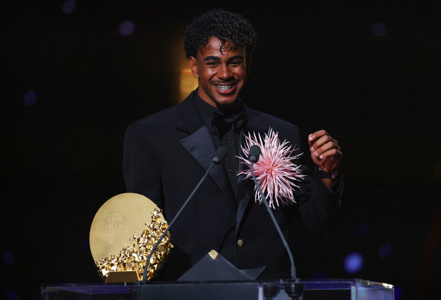 Pemain FC Barcelona Lamine Yamal menyampaikan pidato usai meraih trofi Talenta Muda Terbaik pada acara Ballon d'Or di London Palladium, London, Inggris, Senin (26/10/2026). Foto: Matthew Childs/REUTERS