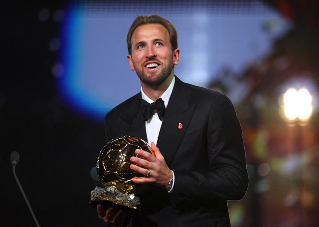 Pemain Bayern Munchen Harry Kane merayakan keberhasilannya meraih penghargaan Ballon d'Or pria pada acara Ballon d'Or di London Palladium, London, Inggris, Senin (26/10/2026). Foto: Matthew Childs/REUTERS