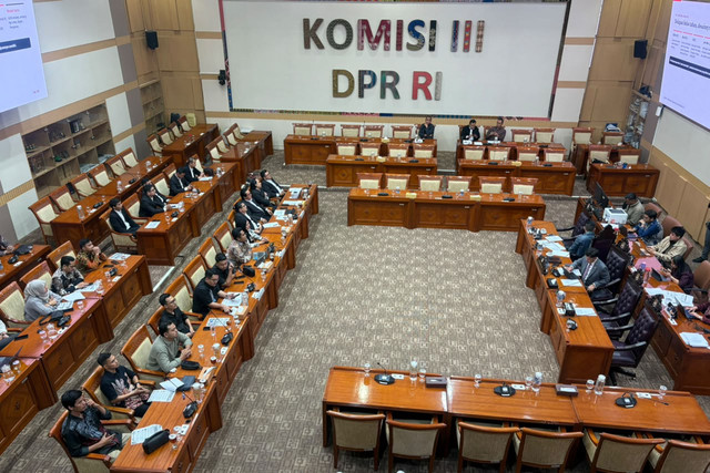 Suasana rapat dengar pendapat Komisi III dengan advokat dan mahasiswa terkait masukan RUU Perampasan Aset di Kompleks Parlemen, Senayan, Jakarta, Selasa (27/10/2026). Foto: Nasywa Athifah/kumparan