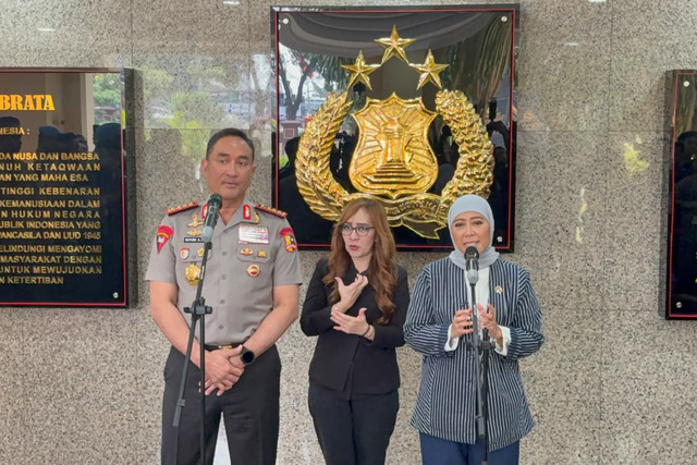 Kapolri Jenderal Suyudi Ario Seto bersama Menteri Komunikasi dan Digital (Menkomdigi) Meutya Viada Hafid di Mabes Polri, Selasa (27/10/2026). Foto: Rayyan/kumparan