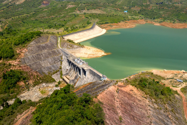 Gambar 1. Pemandangan bendungan dan genangan waduk. Luas permukaan air saja belum cukup untuk menunjukkan volume yang tersedia bagi pengoperasian waduk. Foto: Quang Nguyen Vinh/Pexels