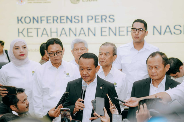 Menteri ESDM Bahlil Lahadalia terjunkan tim Gakkum untuk memeriksa perkebunan kelapa sawit asing yang diduga menjalankan kegiatan pertambangan tanpa izin di Jakarta, Senin (26/10/2026). Foto: Dok. ESDM 