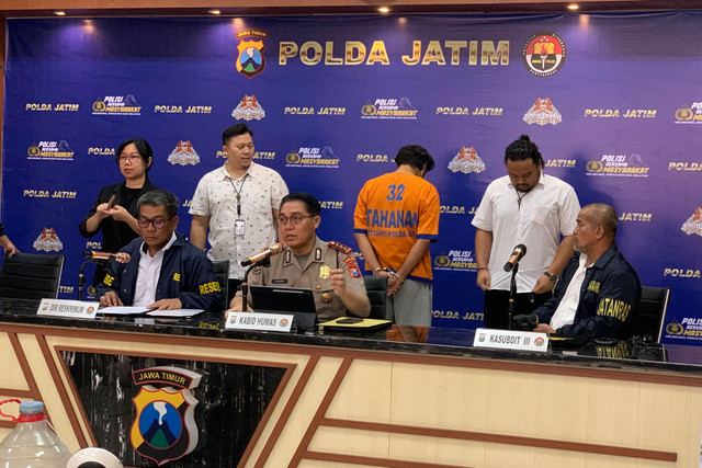Ditreskrimum Polda Jatim gelar konferensi pers kasus pembunuhan wanita bernama Dini Hardiyanti (30) dan anak balitanya, AGEF (4), oleh suami sirinya, Dwi Bagus Martono di Mapolda Jatim, Selasa (27/10/2026). Foto: Farusma Okta Verdian/kumparan