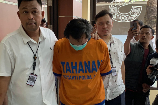 Ditreskrimum Polda Jatim gelar konferensi pers kasus pembunuhan wanita bernama Dini Hardiyanti (30) dan anak balitanya, AGEF (4), oleh suami sirinya, Dwi Bagus Martono di Mapolda Jatim, Selasa (27/10/2026). Foto: Farusma Okta Verdian/kumparan