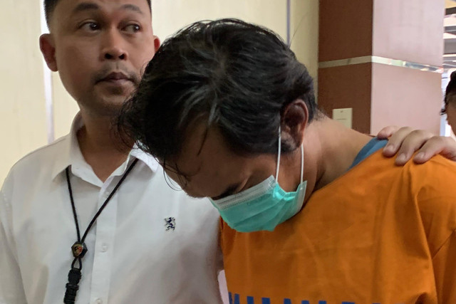 Ditreskrimum Polda Jatim gelar konferensi pers kasus pembunuhan wanita bernama Dini Hardiyanti (30) dan anak balitanya, AGEF (4), oleh suami sirinya, Dwi Bagus Martono di Mapolda Jatim, Selasa (27/10/2026). Foto: Farusma Okta Verdian/kumparan