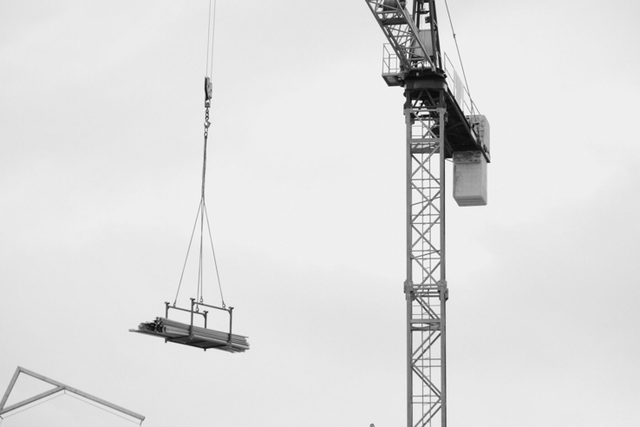 Gambar 1. Pengangkatan material menggunakan crane dan kabel sebagai ilustrasi gaya dalam pekerjaan konstruksi. Foto: Patrik Schuster/Pexels
