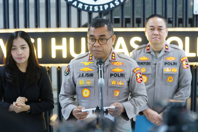 Kadiv Humas Polri Irjen Pol. Johnny Eddizon Isir mengajak masyarakat menyampaikan aspirasi secara damai dan bijak bermedia sosial demi menjaga ruang demokrasi serta ketertiban umum di Jakarta, Selasa (27/10/2026). Foto: Dok. Polri