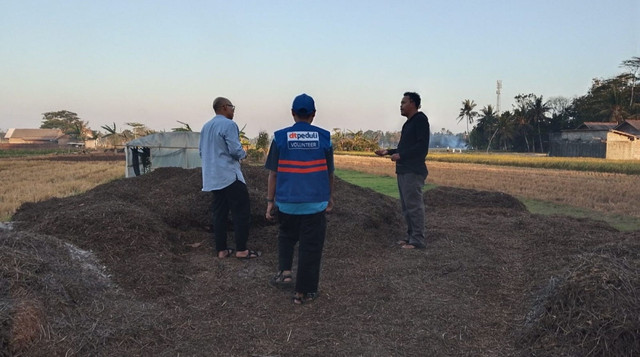Kolaborasi DT Peduli dan Kelompok Usaha Bersama Pupuk Kompos dan Media Tanam KOPMU-DT saat meninjau Sisa Penyulingan Nilam (Sumber: DT Peduli)