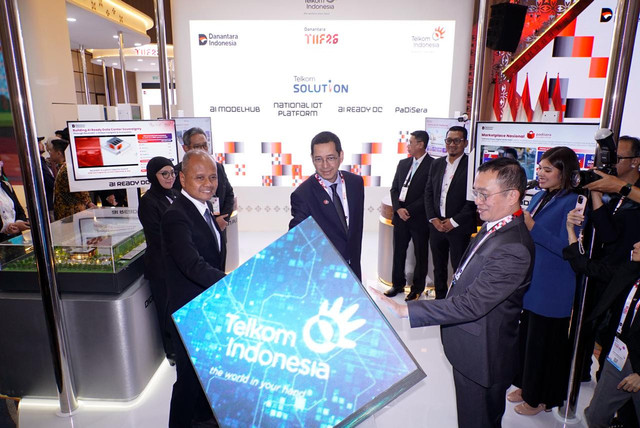 Chief Technology Officer Danantara Sigit Puji Santosa (kiri), Managing Director Strategic Technology Initiatives Danantara Irwan Rey (kanan), dan Direktur IT Digital Telkom Kharim I. G. Siregar (tengah) meluncurkan pengembangan Sovereign Digital Technology TelkomGroup pada rangkaian Danantara Technology Innovation Investment Forum (DTIIF) 2026 di Jakarta, Senin (26/10). Foto: dok. Telkom