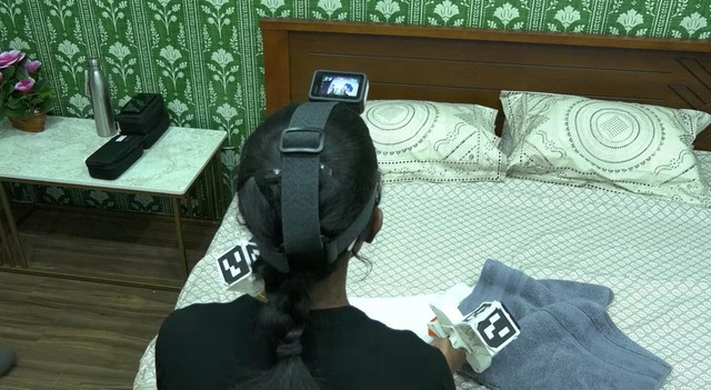 Pekerja dan ibu rumah tangga di India diminta pasang kamera di dahi untuk rekam semua aktivitas yang dikerjakan. Datanya diambil untuk melatih robot berbasis AI. Foto: AFP