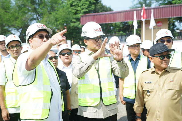 Kepala Badan Pengaturan Badan Usaha Milik Negara (BP BUMN) Donny Oskaria memberikan apresiasi kepada Wakil Ketua Komisi VI DPR RI dari Fraksi Gerindra Andre Rosiade atas perjuangannya mendorong pembangunan dan kemajuan Sumatera Barat (Sumbar). Foto: Dok. Istimewa