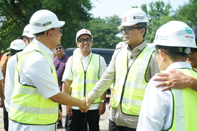 Kepala Badan Pengaturan Badan Usaha Milik Negara (BP BUMN) Donny Oskaria memberikan apresiasi kepada Wakil Ketua Komisi VI DPR RI dari Fraksi Gerindra Andre Rosiade atas perjuangannya mendorong pembangunan dan kemajuan Sumatera Barat (Sumbar). Foto: Dok. Istimewa